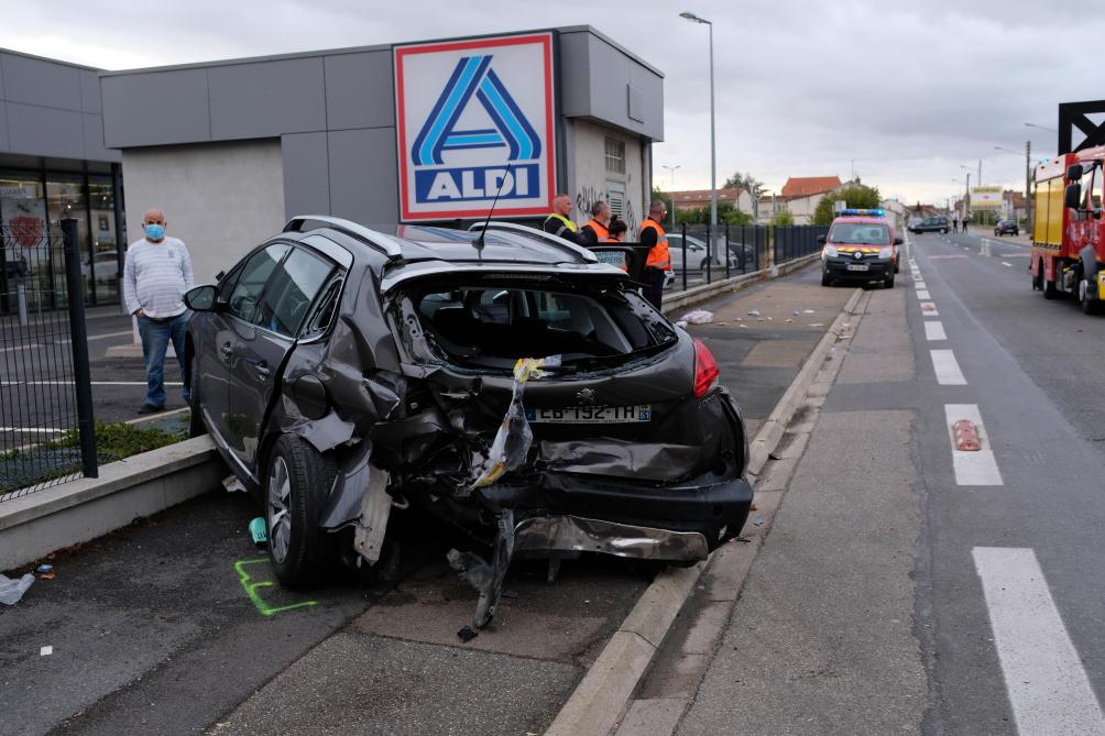 a vitry le francois un accident impressionnant fait deux blesses legers