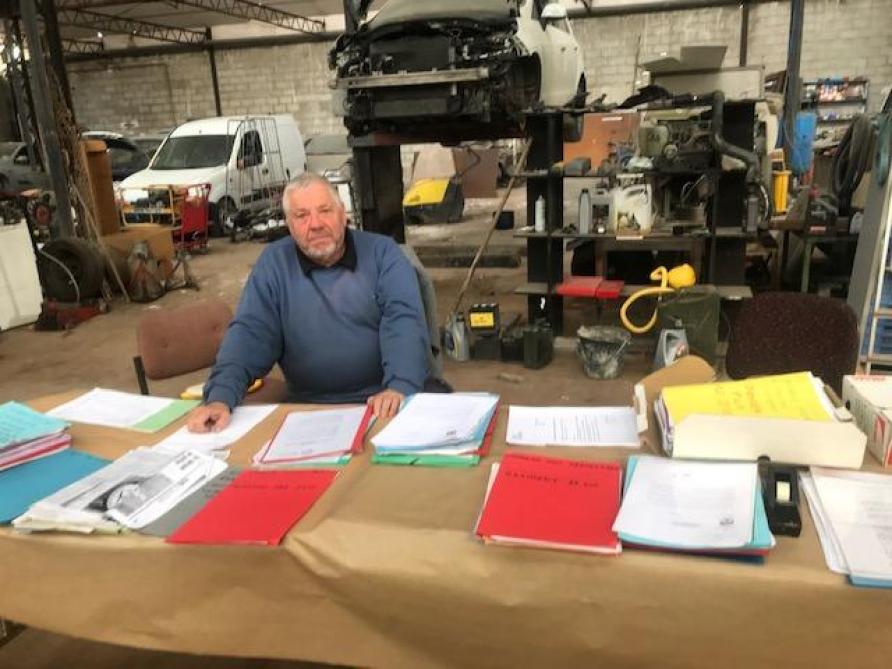 Retranché depuis 6 semaines dans son garage à Warmeriville, il attend