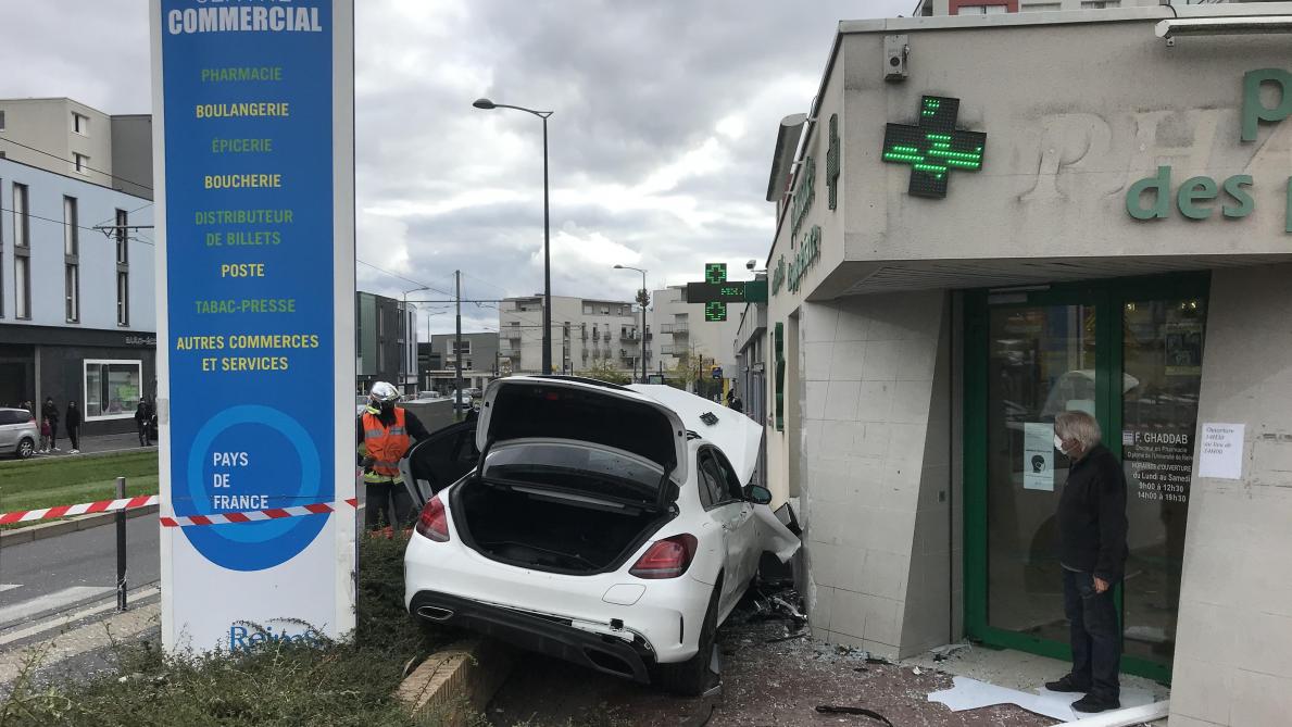 La Voiture Des Maries Termine Sa Course Contre Une Pharmacie Quatre Blesses A Reims