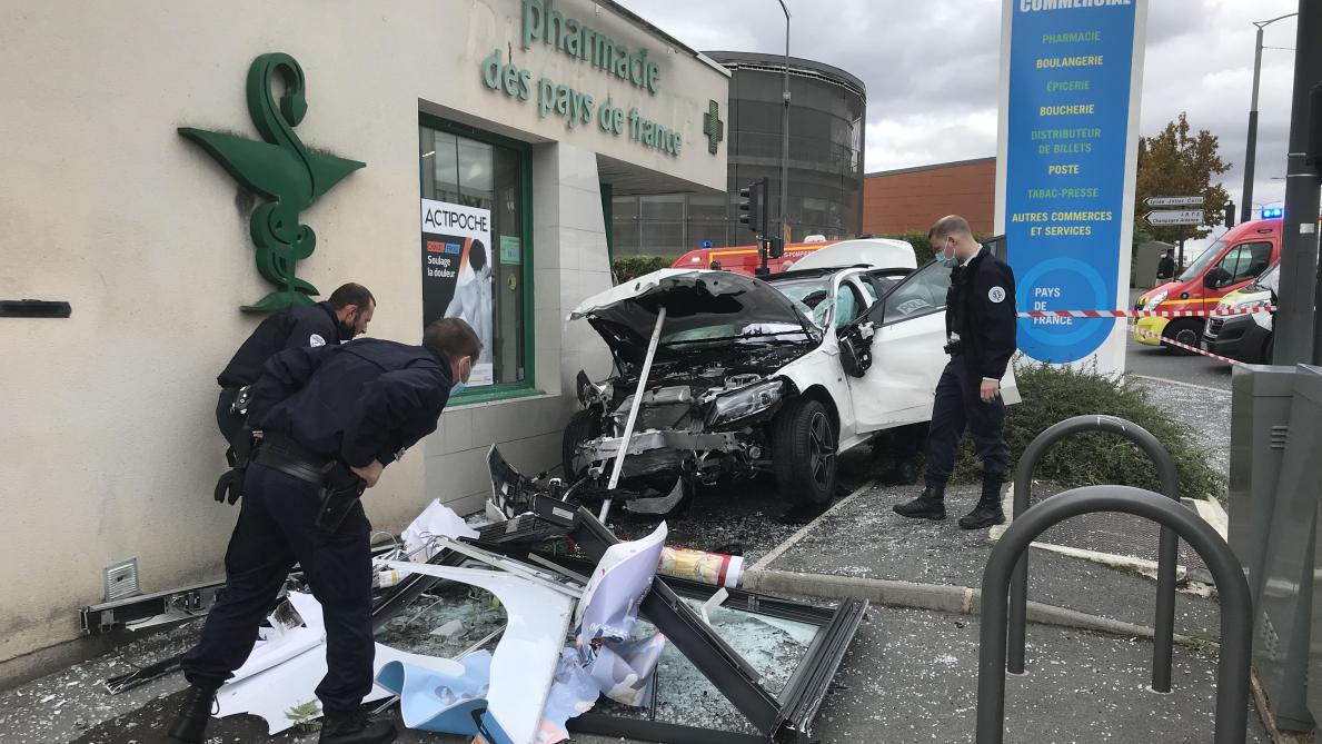 La Voiture Des Maries Termine Sa Course Contre Une Pharmacie Quatre Blesses A Reims