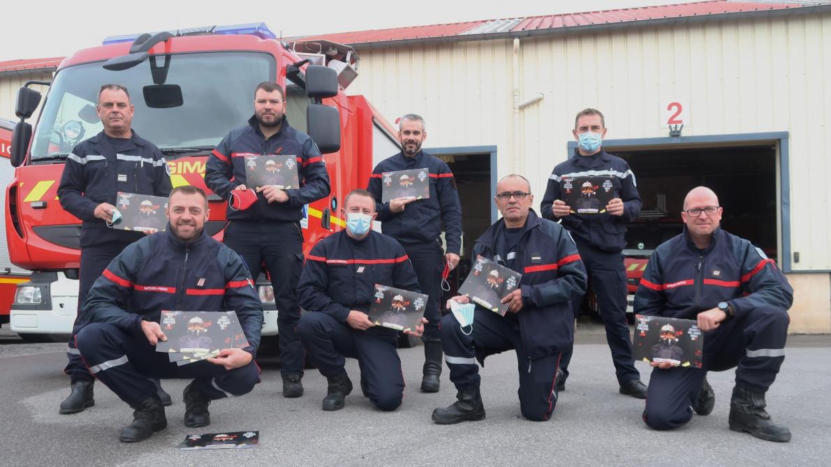 a laon les sapeurs pompiers s appretent a distribuer 9000 calendriers