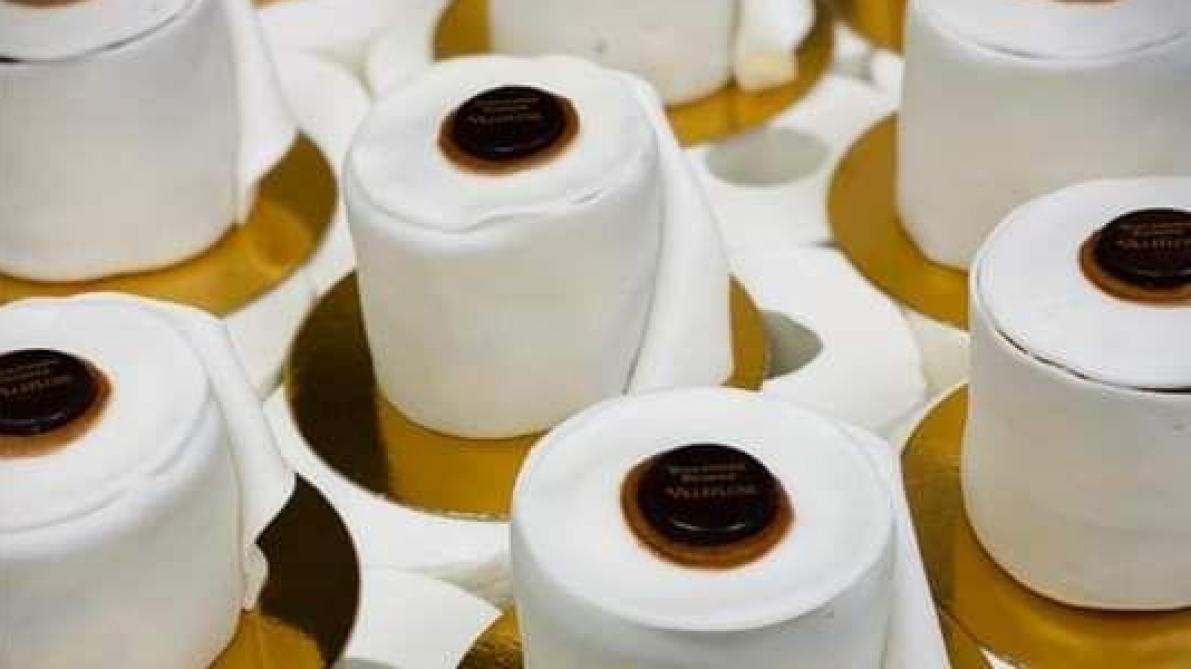 Un Gateau En Forme De Rouleau De Papier Toilette En Vente Dans Une Boulangerie A Sainte Un Gateau En Forme De Rouleau De Papier Toilette En Vente Dans Une Boulangerie A Sainte