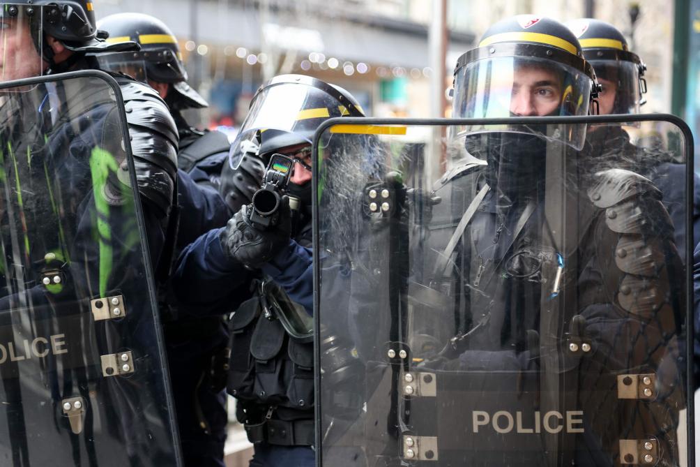 1000 personnes manifestent contre l'interdiction de diffusion des images des policiers — Bordeaux 1000 personnes manifestent contre l'interdiction de diffusion des images des policiers — Bordeaux