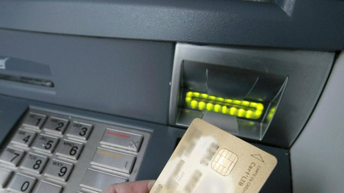 Reims L Octogenaire Fait Un Avc Elle En Profite Pour Le Depouiller