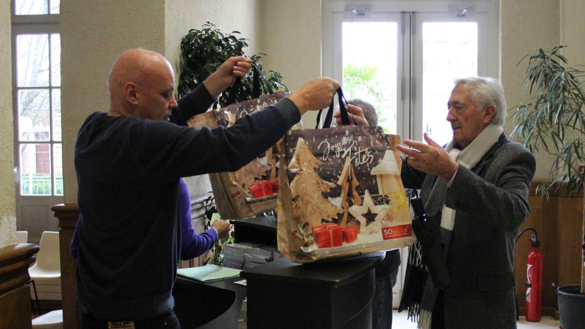 Distribution En Porte A Porte Des Colis De Noel A Troyes