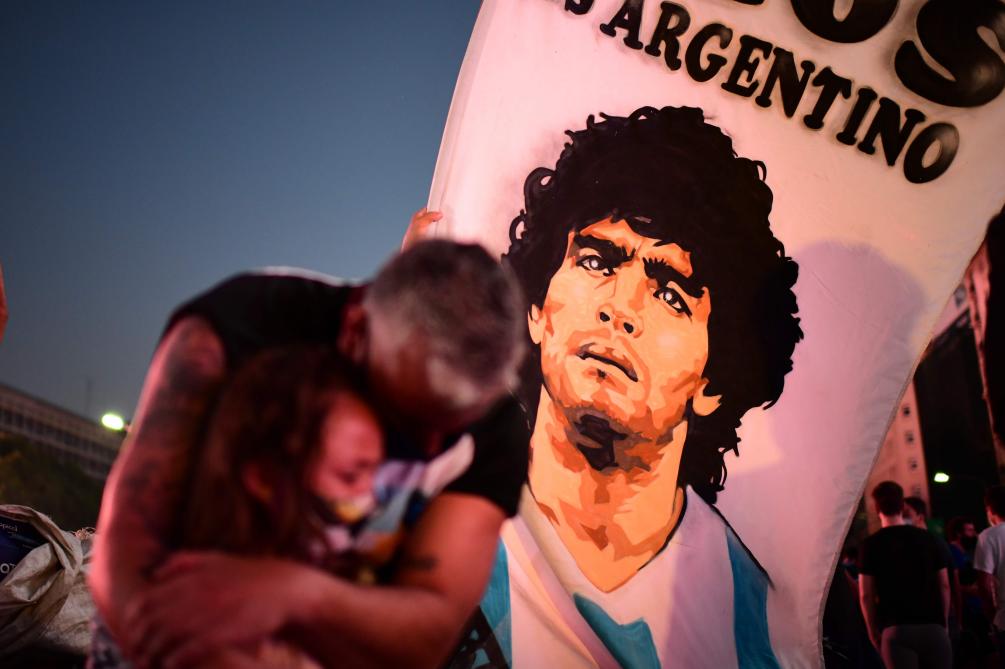 VIDÉO. La dépouille de Maradona accompagnée par la foule au palais  présidentiel pour la veillée funèbre