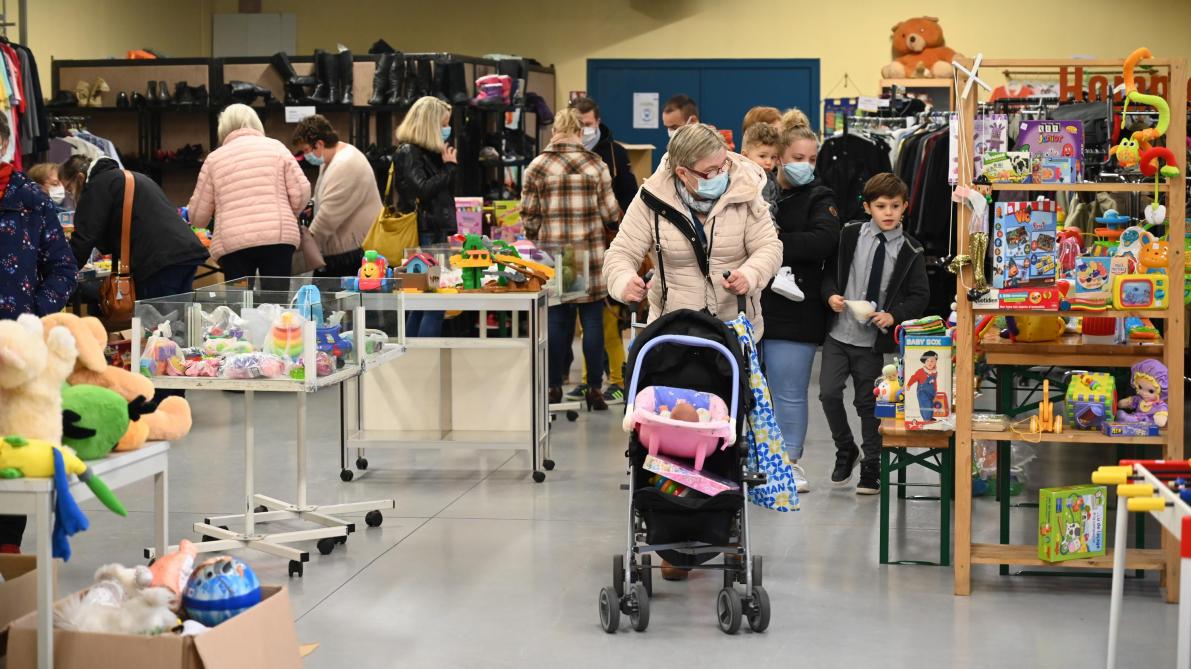 Carton Plein Pour La Vente De Jouets Du Secours Populaire A Vitry Le Francois