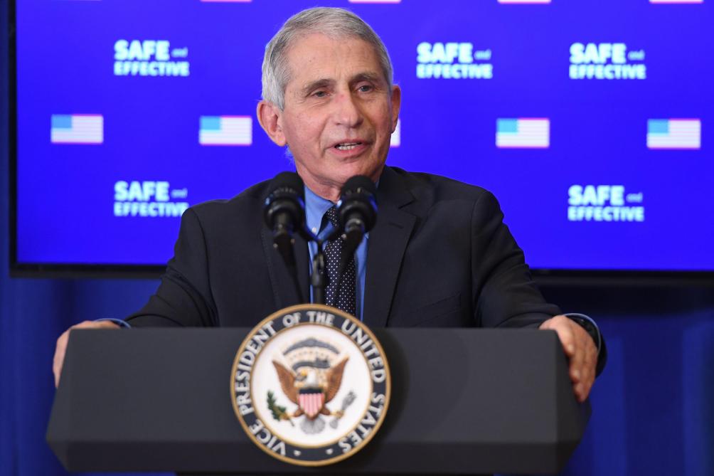 Covid-19: le Père Noël est vacciné et bon pour le service, assure  l'immunologue Anthony Fauci