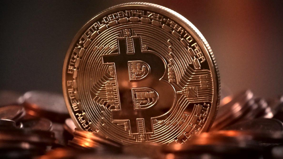 Le bitcoin dépasse les 30 000 dollars pour la première fois de son histoire