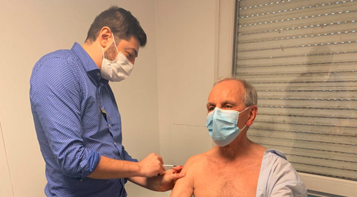 Les Medecins Axel Kahn Michel Cymes Et D Autres Se Font Vacciner Pour Donner L Exemple