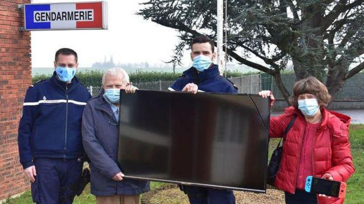 La brigade a remis à l’association Roseau un téléviseur, une console et deux jeux vidéo. Photo Facebook gendarmerie de la Marne