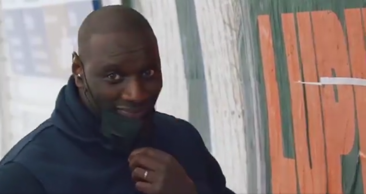 video omar sy colle une affiche dans le metro pour la promotion de lupin