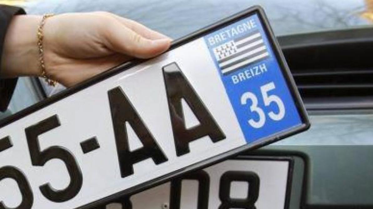 Pourquoi Cacher Sa Plaque D Immatriculation Sur Une Photo Apposer un autocollant sur sa plaque d'immatriculation, c’est illégal