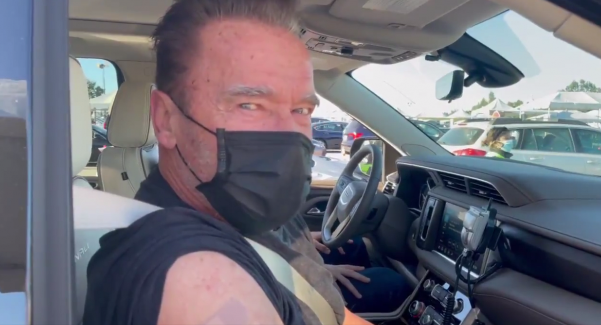 VIDÉO. Arnold Schwarzenegger se fait vacciner contre le Covid