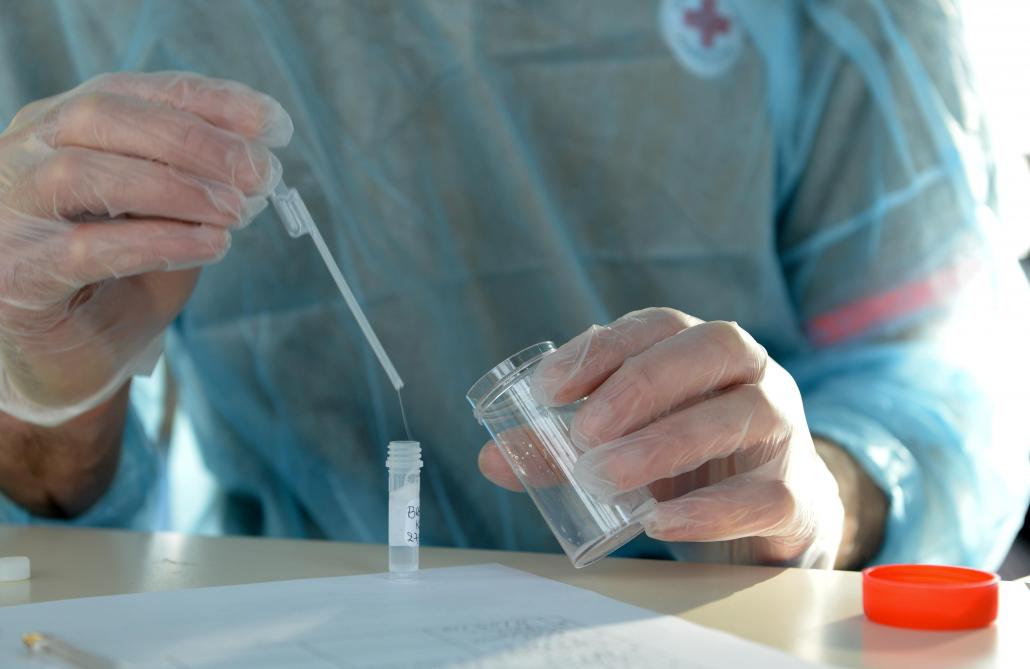 Tout Ce Qu Il Faut Savoir Sur Les Tests Salivaires Qui Arrivent Dans Certaines Ecoles Ce Lundi