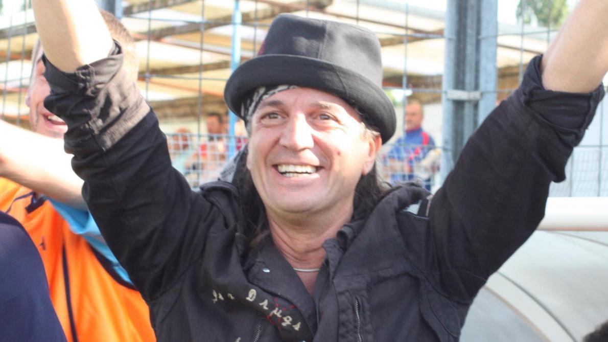 Le Chanteur Francis Lalanne Vise Par Une Enquete Pour Atteinte Aux Interets Fondamentaux De La Nation