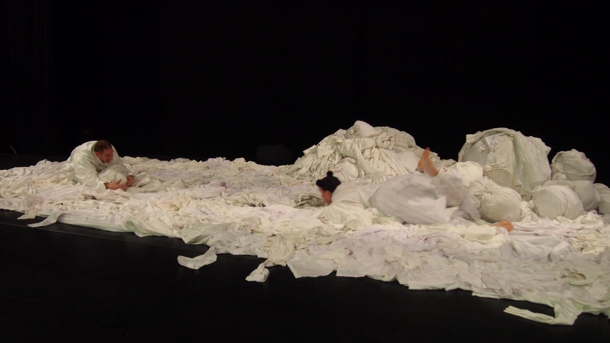 C Est Coton Un Voyage Sensoriel Dans Nos Armoires Avec La Compagnie Gingolph Gateau En