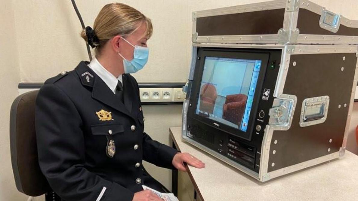 Au sein de la MCPF de la Marne, une salle permet de filmer l’interrogatoire d’un mineur victime et d’y assister à distance dans une pièce voisine.