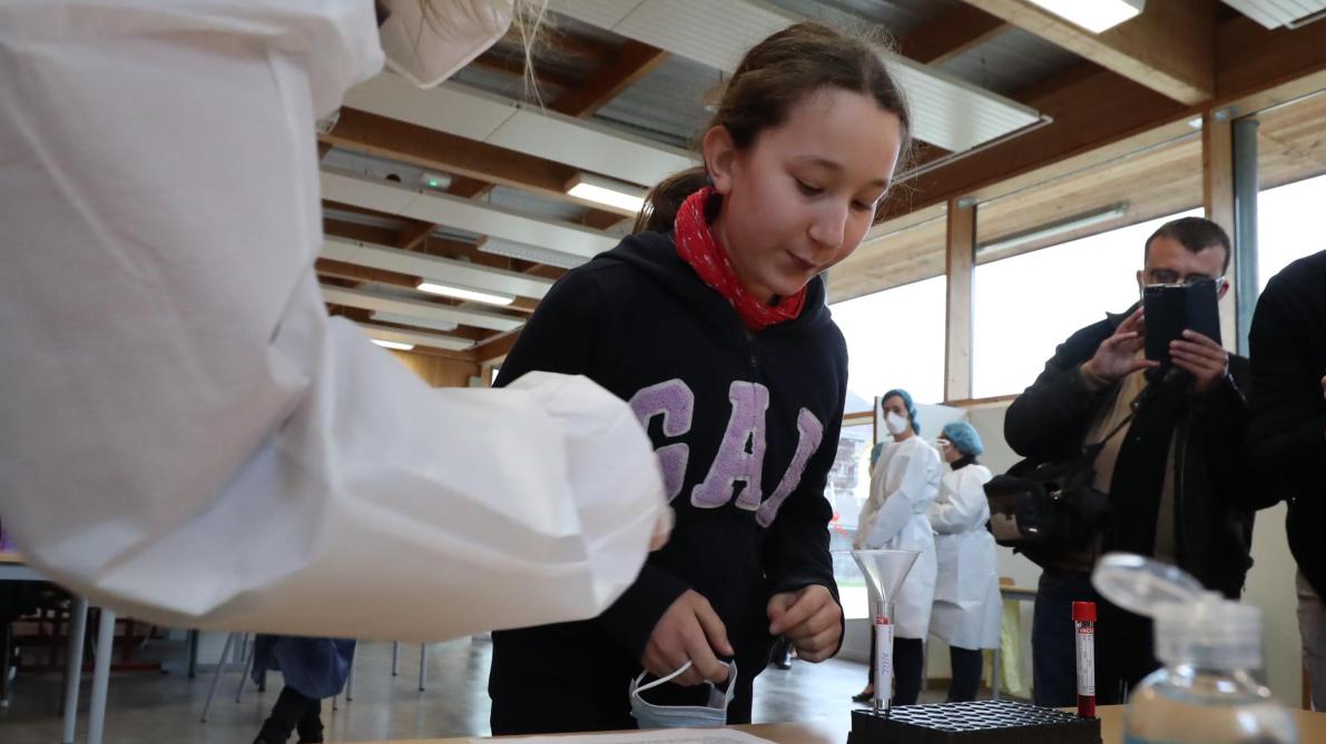 Il Faut Cracher Trois Fois Les Premiers Tests Salivaires Experimentes Dans Une Ecole Troyenne