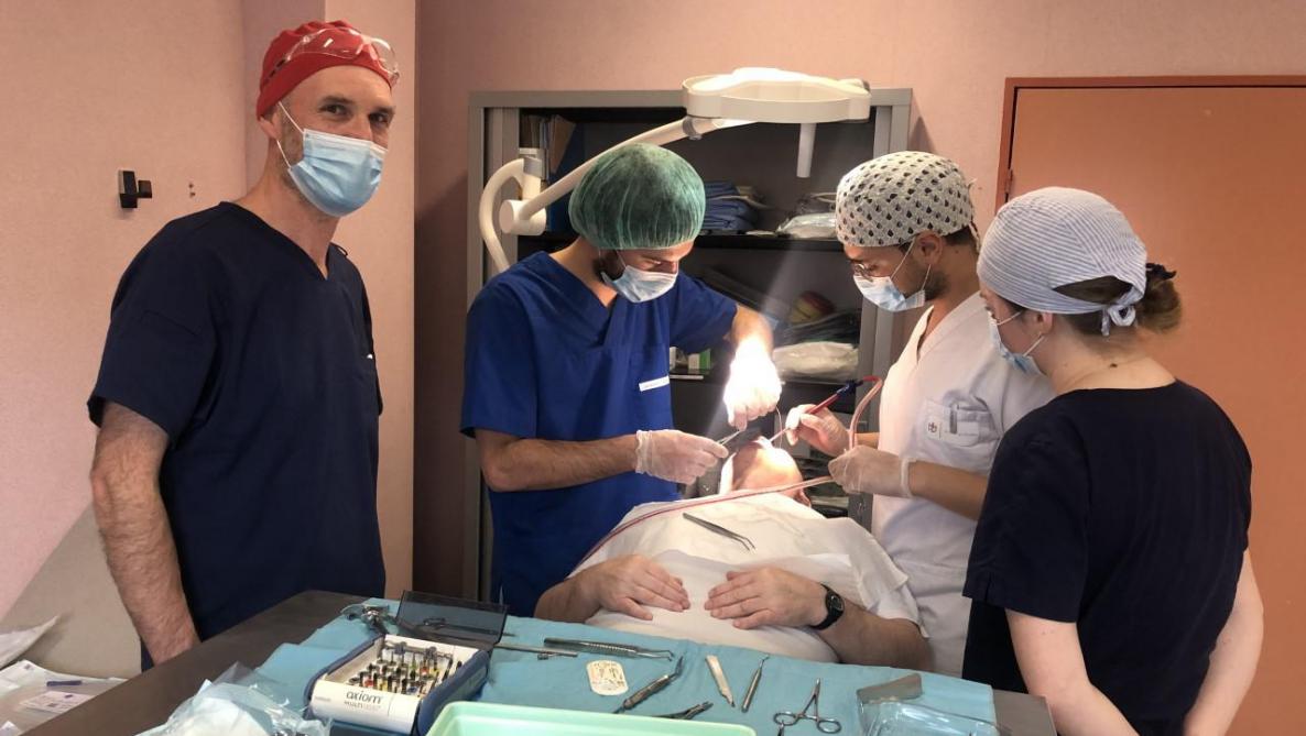 De toute la France, ils viennent se former à l’implantologie dentaire à
