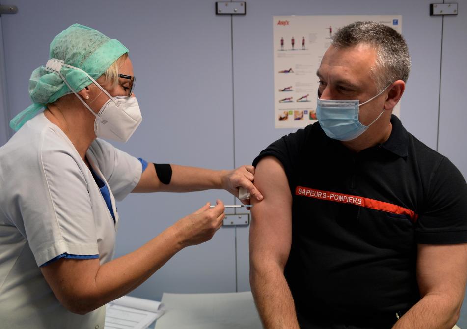 pfizer et astrazeneca se partagent les bras ardennais