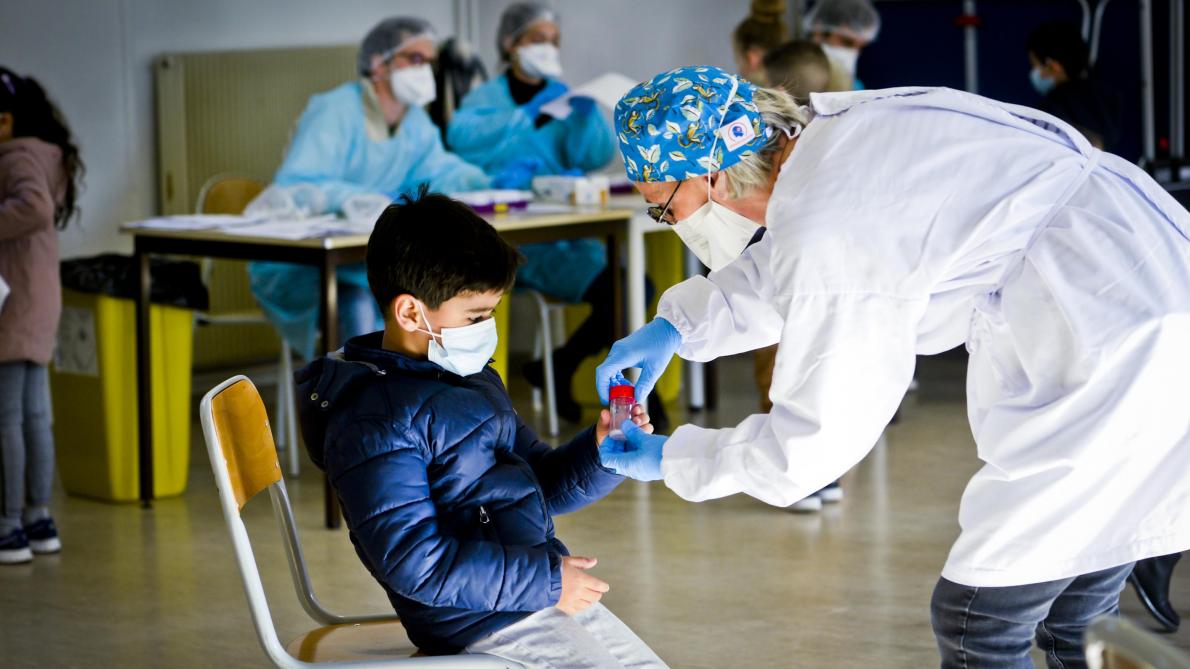 Tests salivaires dans les écoles : la campagne suscite des critiques dans la Marne et l'Aisne
