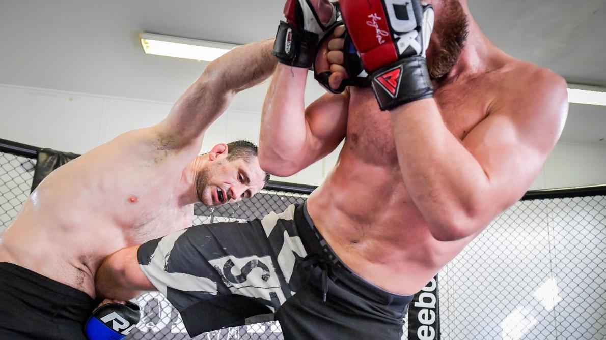 Un combattant de MMA donne une leçon à un homme non entraîné qui