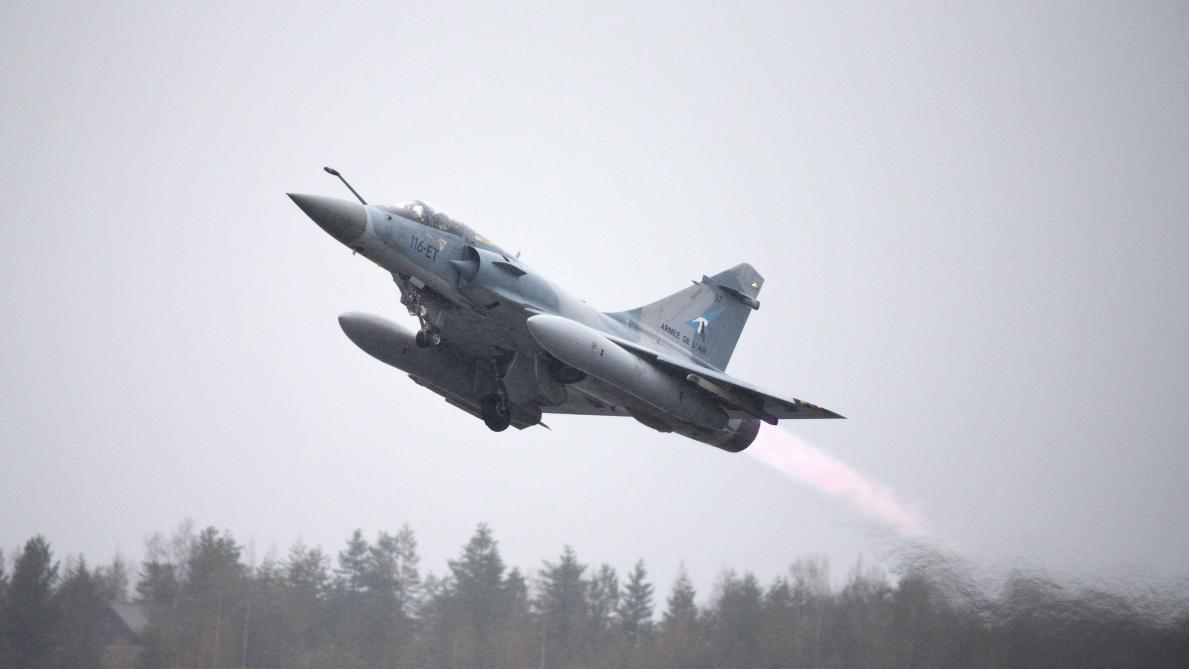 ligote sous les tirs d avions de chasse un militaire denonce son bizutage