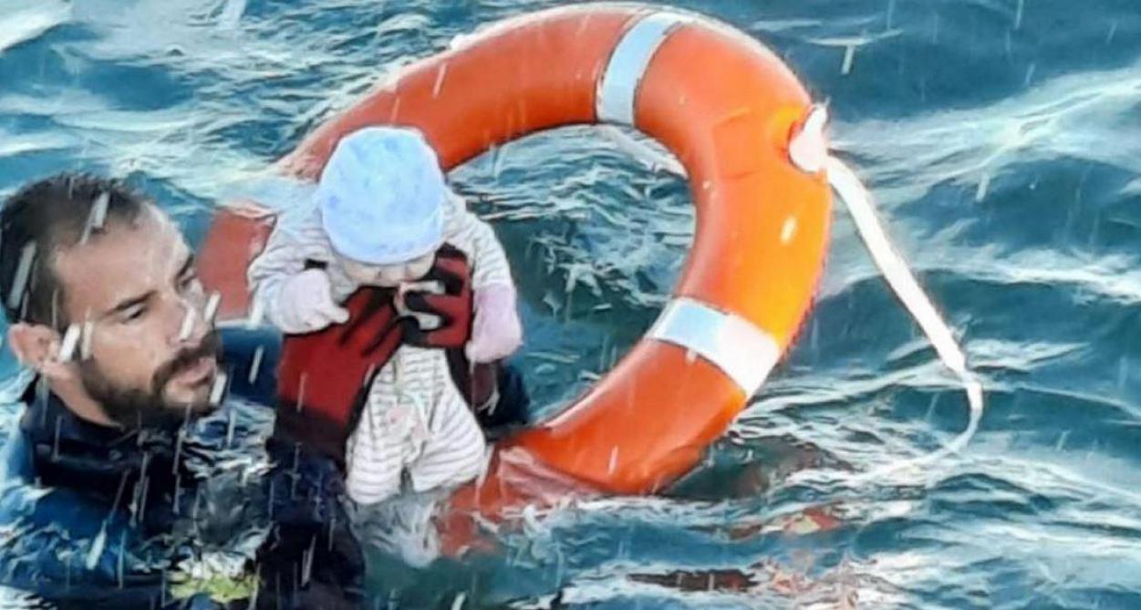 Ceuta La Photo D Un Bebe Sorti Des Eaux Par Un Sauveteur Espagnol Fait Le Tour