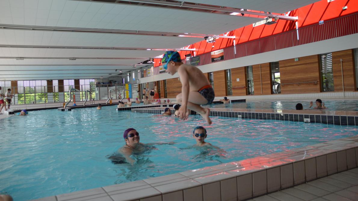 photos et video les nageurs attendaient avec impatience la reouverture de la piscine de sedan