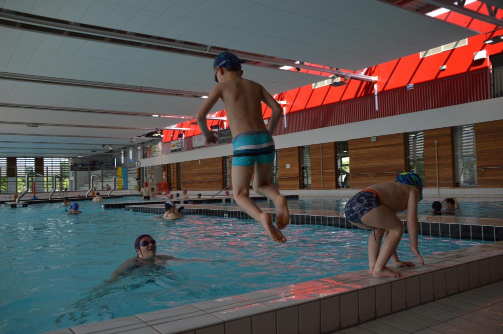photos et video les nageurs attendaient avec impatience la reouverture de la piscine de sedan
