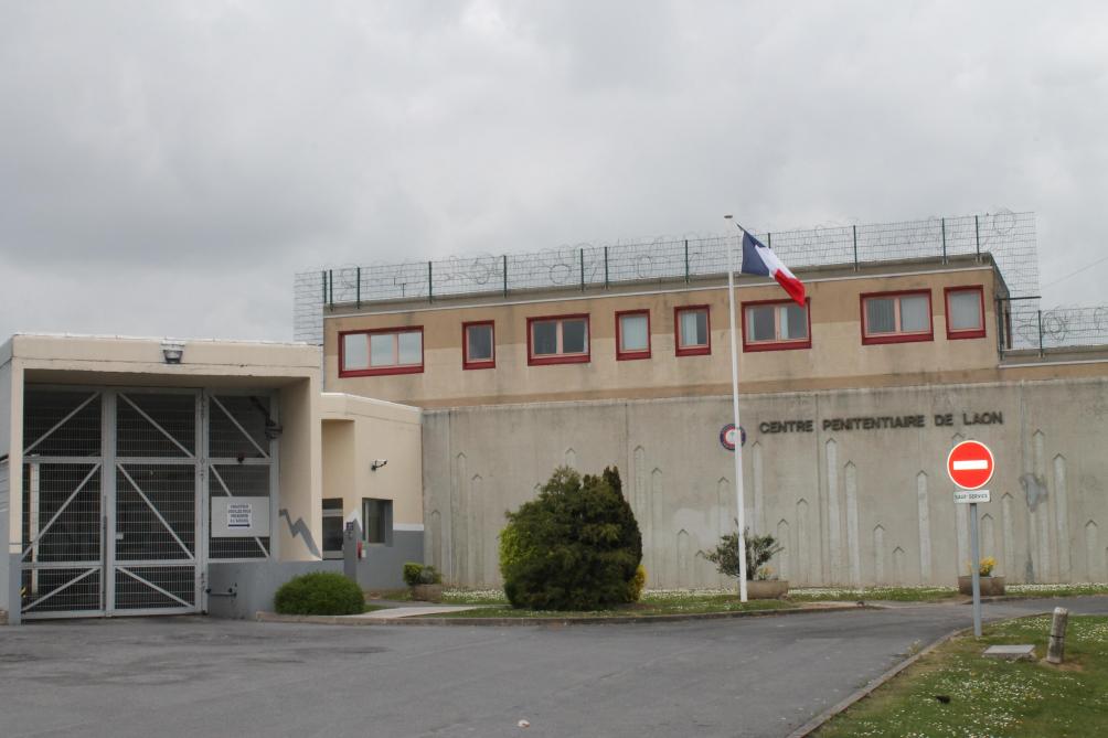 Par Amour Elle Fait La Mule Au Parloir De La Prison De Laon