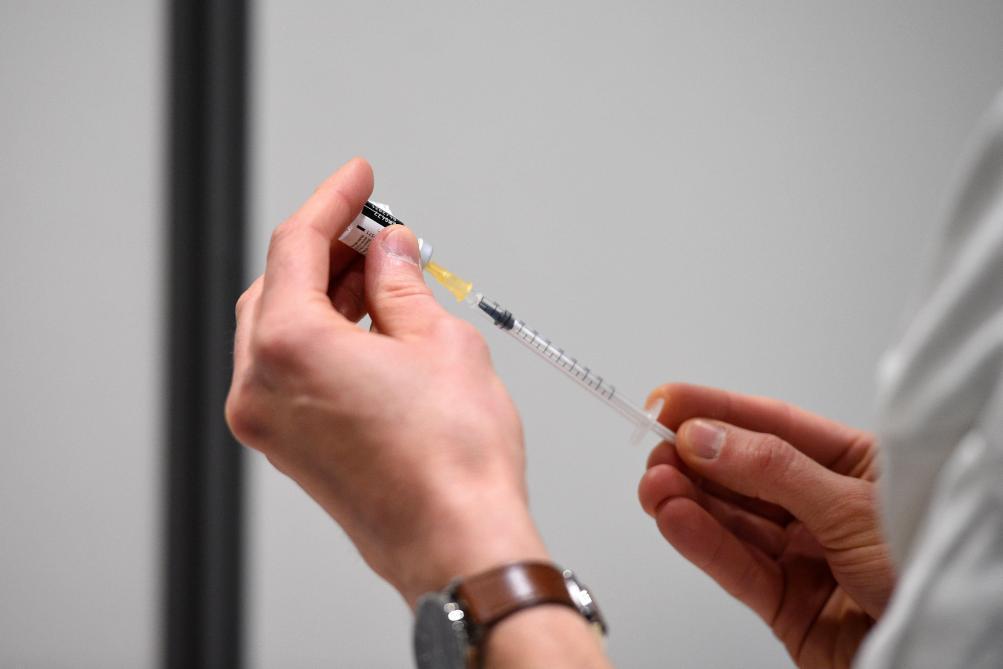 fievre maux de tete pourquoi vous risquez d avoir davantage d effets indesirables lors de la