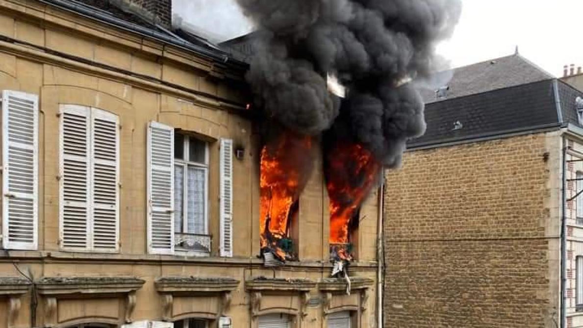 Video Une Femme De 91 Ans Et Un Chat Sauve De L Incendie De La Rue Monge A Charleville Mezieres