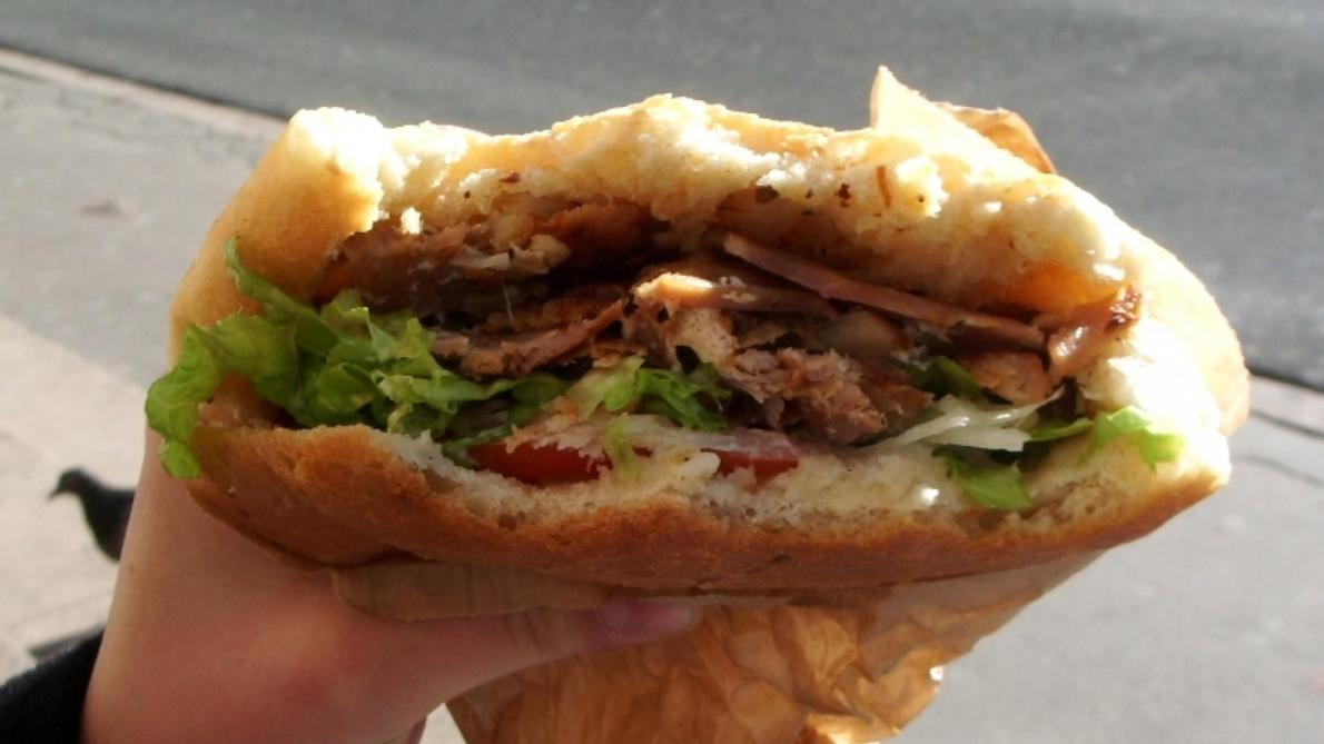 toujours le traditionnel trio salade tomates oignons pour son kebab mais plus de boites en polystyrene