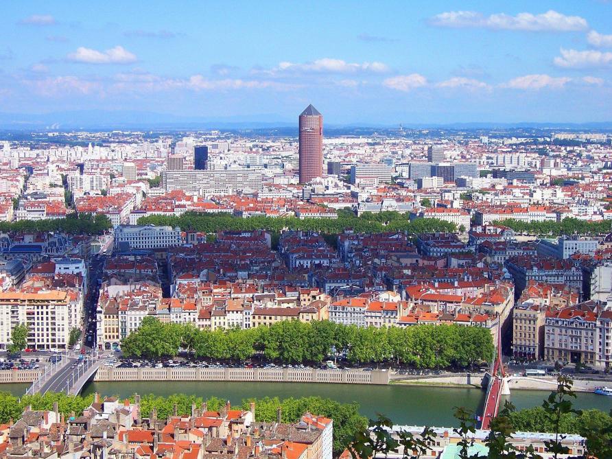 Un Nourrisson Abandonne Dans Un Sac Poubelle A Lyon La Mere 18 Ans En Garde A