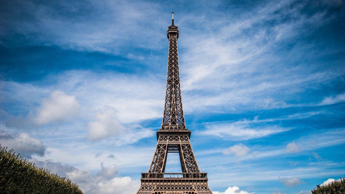 Le drapeau des Jeux olympiques de Paris 2024 flottera dimanche sur la Tour  Eiffel - France Bleu