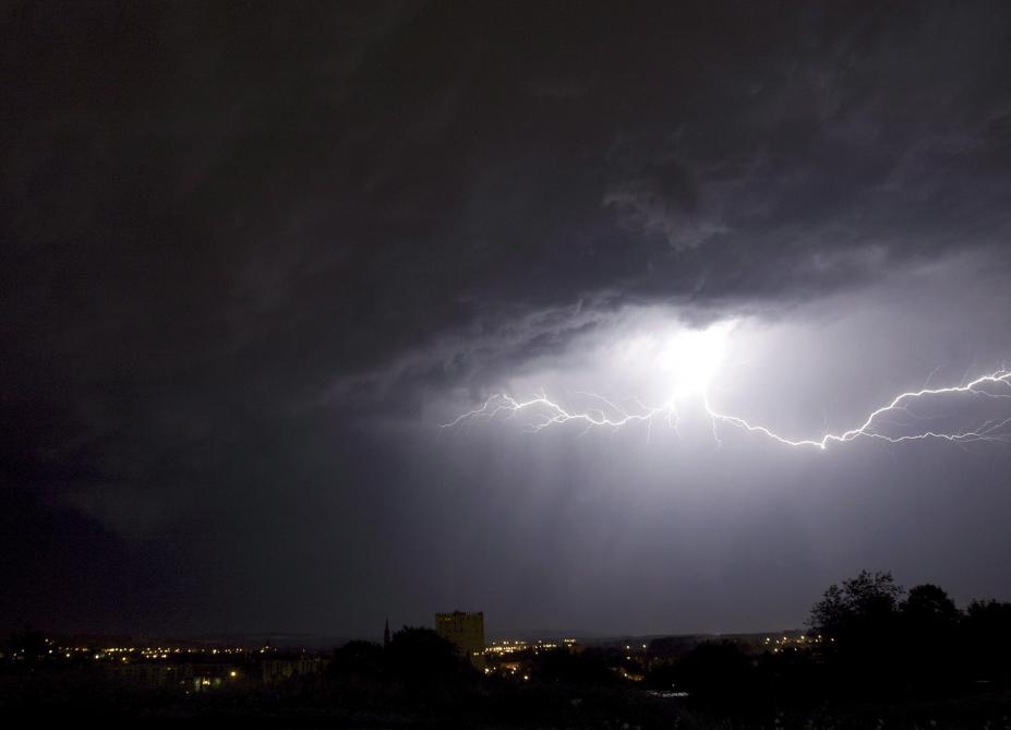 50 000 foyers prives d electricite a cause des orages en auvergne rhone alpes