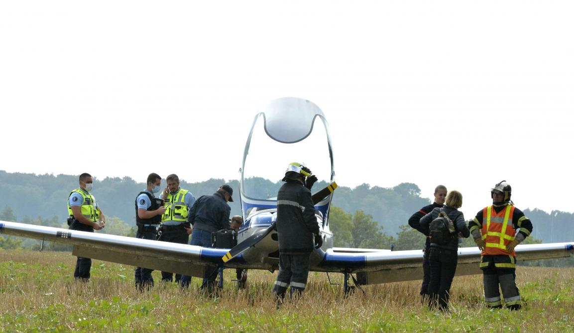Le pilote d’un ULM se pose dans un champ à Presles-et-Thierny