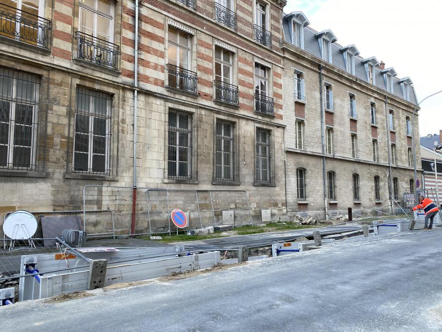 Rue du Lycée, les barrières du chantier sont tombées dans la tranchée creusée par les ouvriers.