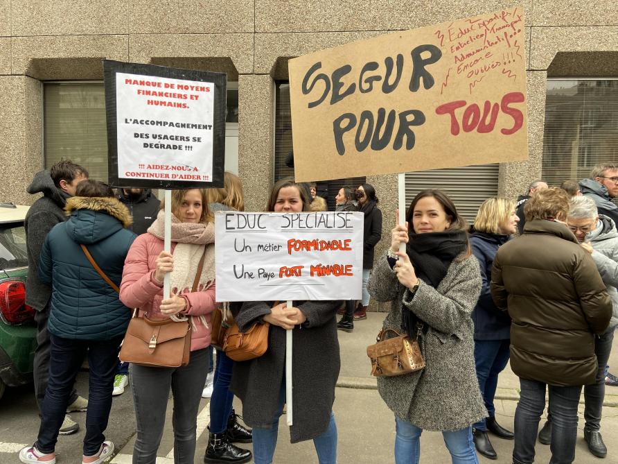 Marie Briquet (à droite) et ses collègues éducatrices spécialisées prônent l’expansion de la prime Segur à l’ensemble des personnels des instituts médico-sociaux.