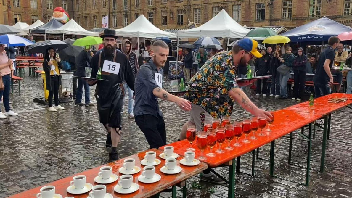 Fete De La Biere Charleville Mezieres 2022 La course des garçons de café sous la pluie à la Fête de la bière de  Charleville-Mézières