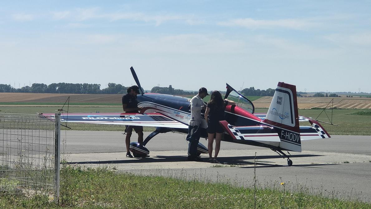 VIDEO. L&rsquo;&eacute;quipe de France de voltige s&rsquo;entra&icirc;ne &agrave; l&rsquo;a&eacute;ro-club d&rsquo;Epernay-Plivot