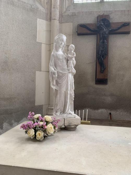 La statue de sainte Thérèse se trouvait sur ce piédestal, voisine de la Vierge à l’enfant (photo) désormais esseulée.