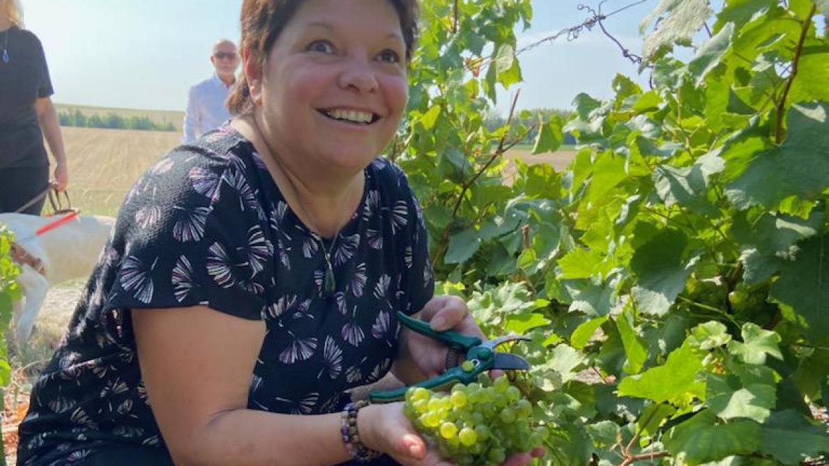 Nonvoyante depuis 22 ans, Véronique a pu recouper du raisin. Il y a quarante ans, elle a fait les vendanges 4 à 5 fois.