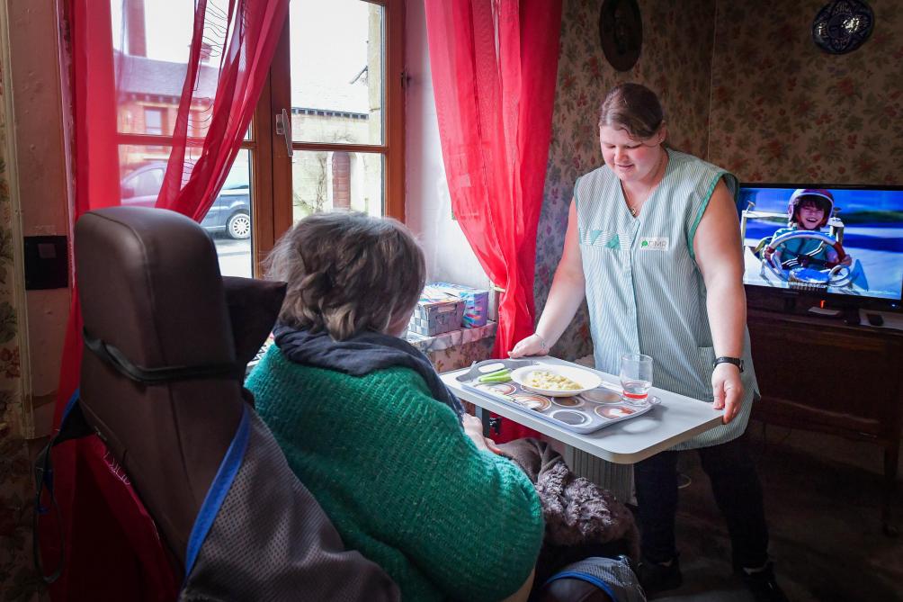 The carers can intervene at home at any time of the day, for the toilet, the meals, the maintenance of the housing.