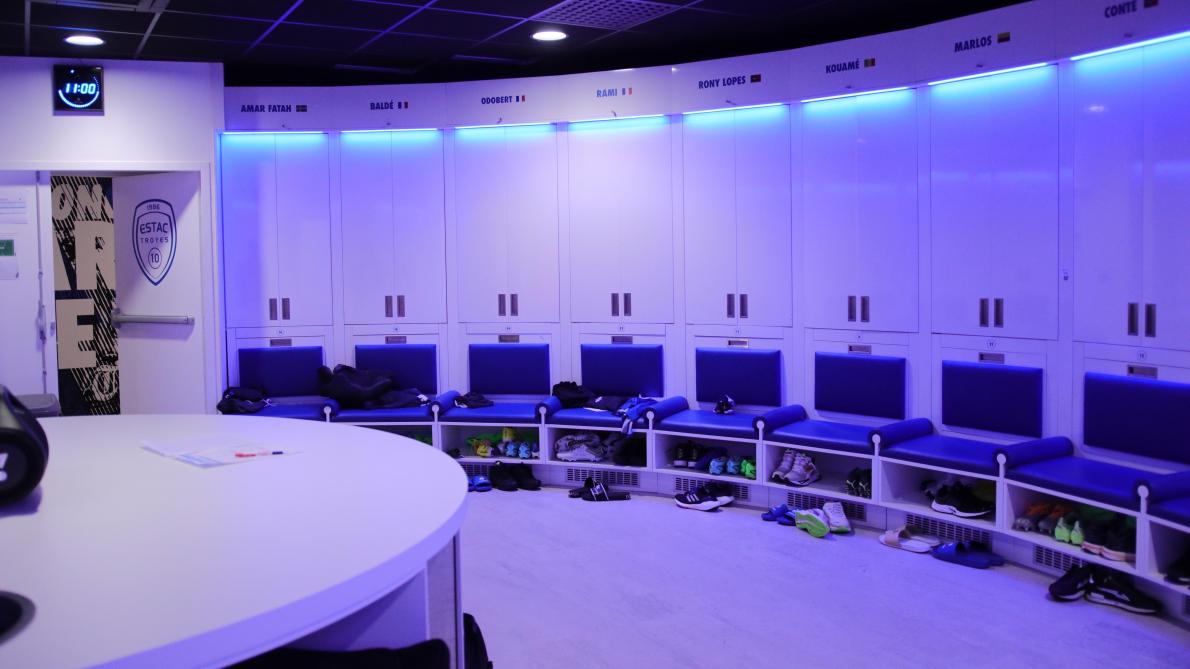 Aménager une salle de jeux pour un petit footballeur  Salle de jeux,  Football en salle, Salle de jeux sous-sol