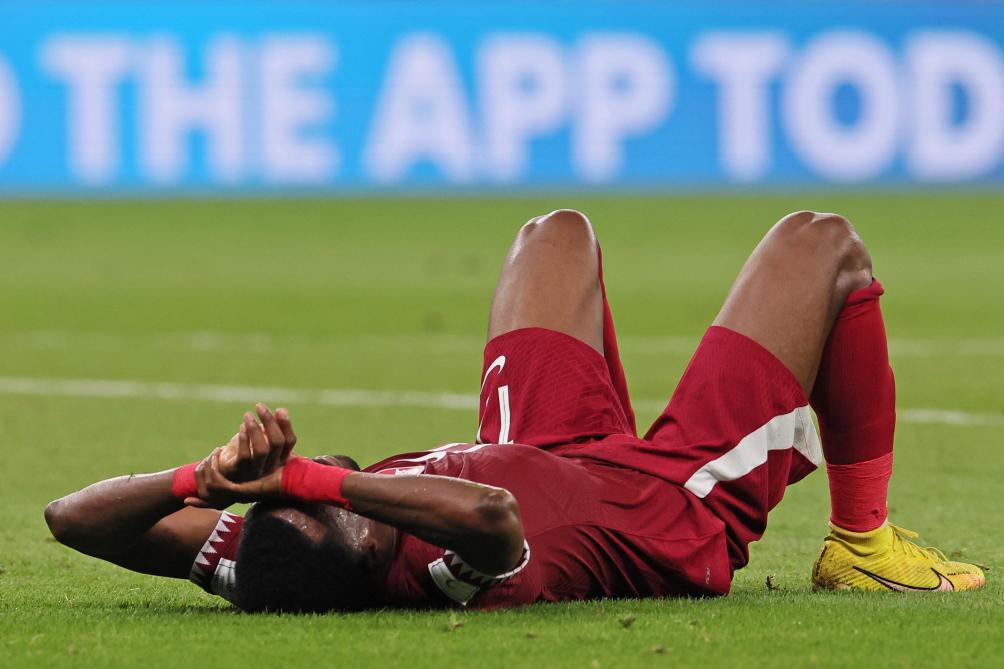 Toute la déception du défenseur qatarien Ismael Mohammed. A peine commencé, le Mondial du Qatar est déjà terminé.