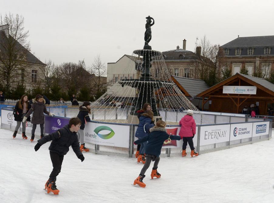 La patinoire de plein air sera de retour à partir du 2 décembre à Épernay, place Hugues-Plomb. Près de 450m2 de glace naturelle pour apprendre à glisser avec élégance comme Gabriella Papadakis et Guillaume  Cizeron.