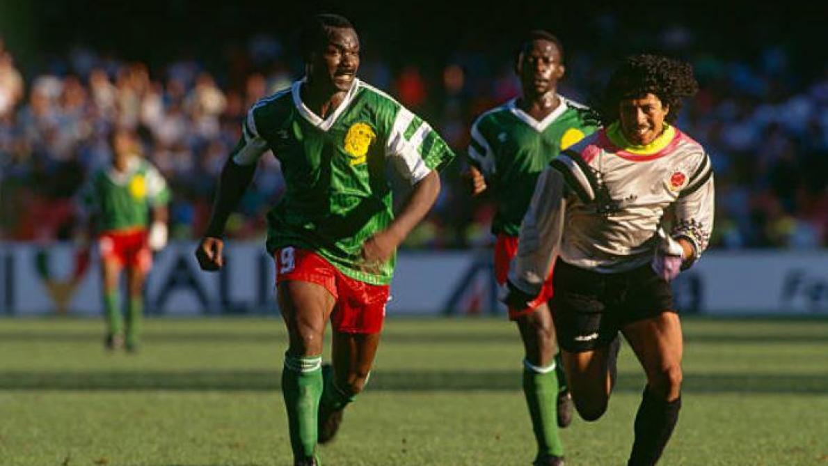 Roger Milla s’échappe devant Higuita pour inscrire le but victorieux du Cameroun en quarts de finale face à la Colombie.